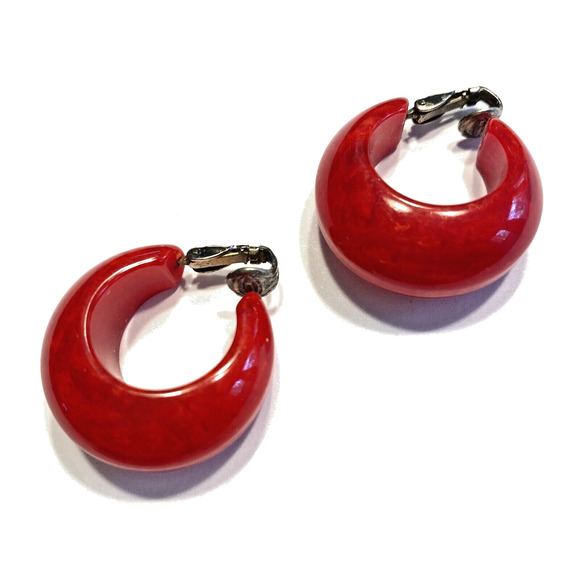 Vintage Clip On Earrings Faux Hoops Cherry Red Lucite Swirl Mod 1960’s Fashion - Picture 1 of 7